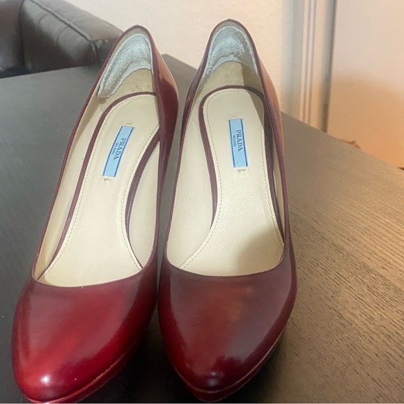 PRADA - Red Rounded High Heels Authentic - Picture 2 of 8